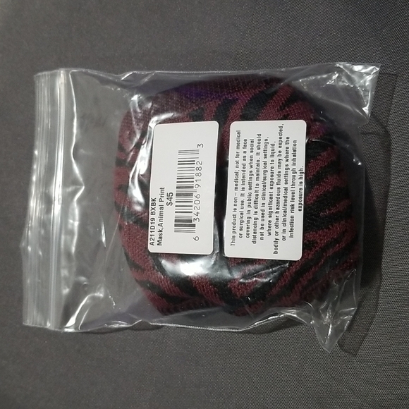 💕ST. JOHN💕 Animal Print Face Mask ~ Burgundy Tiger Stripe Print NWT - Picture 6 of 7
